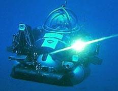 Глубоководный рабочий со своим пилотом танцует под водой